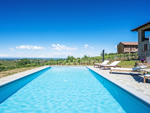 Lovely apartment for 2 people with A/C, WIFI, pool, TV and patio