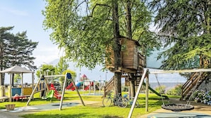 A playground with swings, slides, and a treehouse. - Lovely apartment in villa for 12 guests with A/C, WIFI, TV, patio and pets allowed (Dervio)