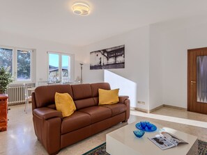 TV, fireplace - Lovely apartment in villa for 12 guests with A/C, WIFI, TV, patio and pets allowed (Dervio)