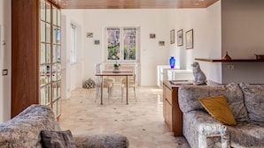 Living area - Lovely apartment in villa for 12 guests with A/C, WIFI, TV, patio and pets allowed (Dervio)