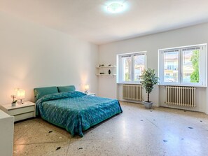 4 bedrooms, travel crib, free WiFi - Lovely apartment in villa for 12 guests with A/C, WIFI, TV, patio and pets allowed (Dervio)