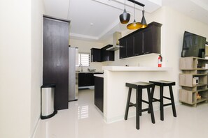 Fridge, microwave, oven, stovetop - Your cool oasis home away from home. Breath taking views for relaxation (Ocho Rios)