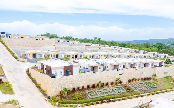 Exterior - Your cool oasis home away from home. Breath taking views for relaxation (Ocho Rios)