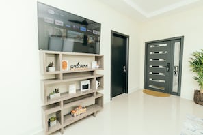 Interior - Your cool oasis home away from home. Breath taking views for relaxation (Ocho Rios)