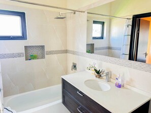 Dusj, hårføner, håndklær og såpe