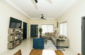 Smart TV - Your cool oasis home away from home. Breath taking views for relaxation (Ocho Rios)