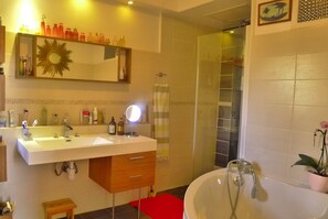 Dutxa, assecador de cabells, tovalloles i sabó 