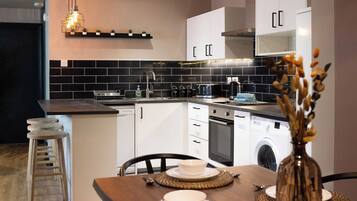 Kjøleskap, mikrobølgeovn, ovn og kokeplater