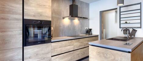 Een oven, een vaatwasser