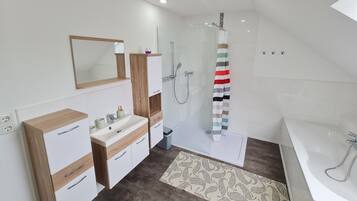 吹风机、毛巾、肥皂、卫生纸