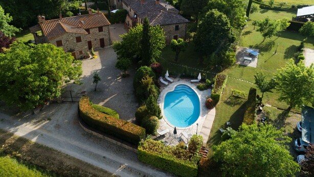 A large stone house with a swimming pool surrounded by well-maintained gardens and a tennis court. - Wonderful private villa for 10 guests with WIFI, private pool, TV, pets allowed and panoramic view (Civitella In Val Di Chiana)