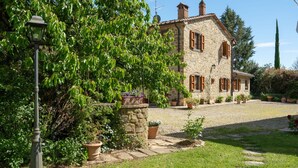 A stone house with a garden, a lamp post, and a clear sky. - Wonderful private villa for 10 guests with WIFI, private pool, TV, pets allowed and panoramic view (Civitella In Val Di Chiana)
