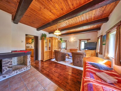 Beautiful private villa for 21 people with WIFI, TV and patio