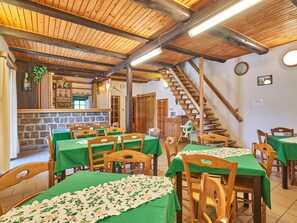 Dining - Wonderful private villa for 21 people with WIFI, TV and patio (Dvur Králové Nad Labem)