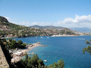 Enjoy a serene coastal retreat with access to a sandy beach and a picturesque bay, perfect for boating and relaxation.