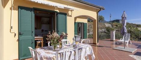 屋外ダイニングエリア