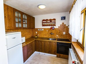 Microondas, horno y trona infantil