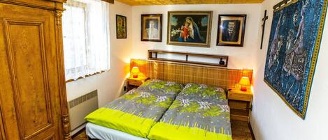 4 bedrooms, travel cot