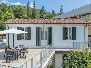 Outdoor dining - Beautiful  villa for 2 people with WIFI, TV and terrace (Massa)