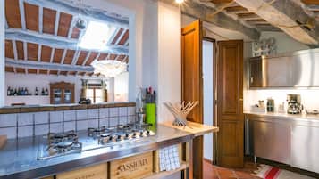 Een microgolfoven, een oven, een broodrooster, een kinderstoel