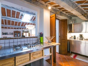 Micro-ondas, fogão, torradeira, cadeirão de bebê