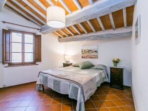 2 quartos, ferros/tábuas de passar roupa, berço de viagem