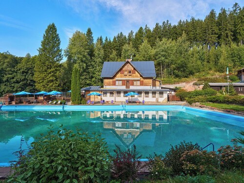 Wunderbares alleinstehendes Ferienhaus mit Pool,  W-LAN, TV, Terrasse und Haustiere erlaubt