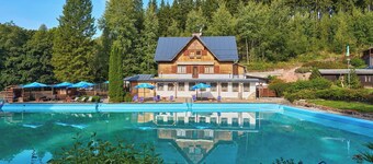 Caratteristica villa indipendente per 21 persone con WIFI, piscina, TV, terrazza e animali ammessi