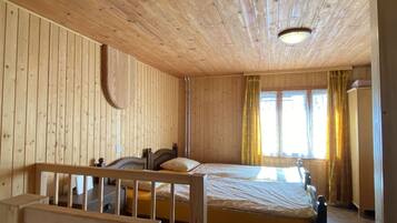 2 bedrooms, iron/ironing board, free WiFi