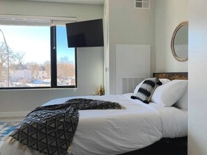 Een bureau, een strijkplank/strijkijzer, gratis wifi, beddengoed