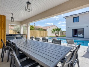 Outdoor dining - Stunning private villa for 10 guests with A/C, private pool, WIFI, TV, terrace and pets allowed (Lanton)