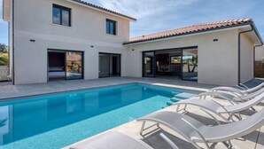 A modern two-story house with a swimming pool and outdoor seating. - Stunning private villa for 10 guests with A/C, private pool, WIFI, TV, terrace and pets allowed (Lanton)