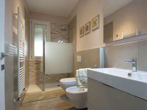 Bathroom - Nice apartment for 6 people with private pool, WIFI, TV, terrace, pets allowed and panoramic view (Santa Maria A Monte)