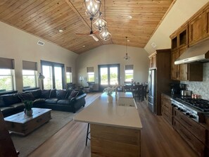 Interior -  Iconic West Texas Sunset and Scenic Views (Ovalo)