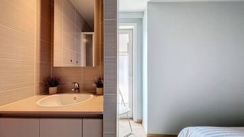 3 bedrooms, travel crib, WiFi