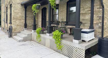 Historic 1867 Fox Mansion: Chef’s Kitchen, A/C, across from the swimming Quarry