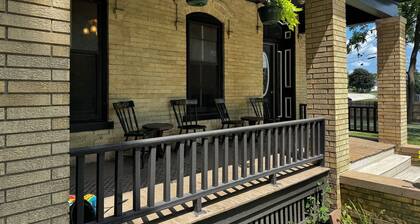 Historic 1867 Fox Mansion: Chef’s Kitchen, A/C, across from the swimming Quarry