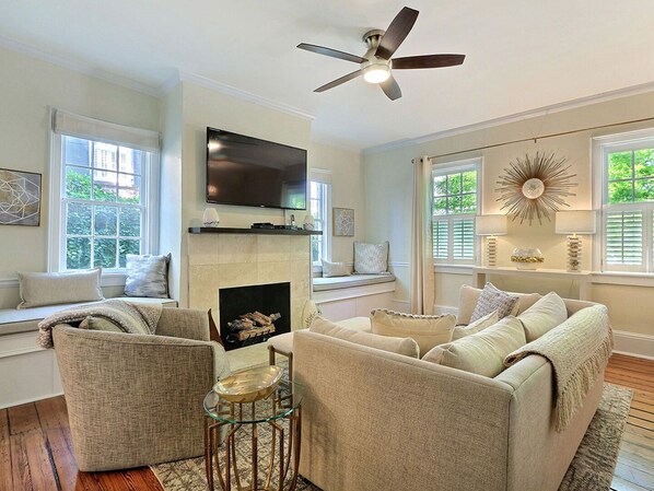 Smart TV, DVD player - Cunningham House - Remodeled Townhouse on Greene Square with a Patio (Savannah)