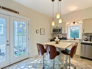 Fridge, microwave, oven, stovetop - Cunningham House - Remodeled Townhouse on Greene Square with a Patio (Savannah)