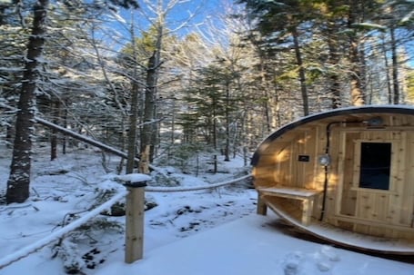 Parco della struttura. Pet-Friendly Glamping Dome close to Peggy’s Cove!