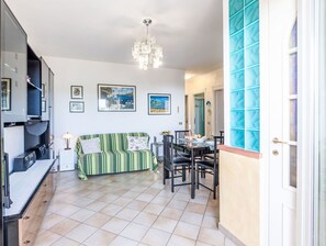 TV - Beautiful apartment for 6 guests with WIFI, pool, TV and terrace (Costarainera)
