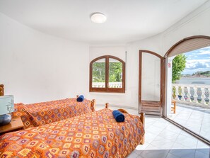 3 bedrooms, iron/ironing board, travel cot, free WiFi - Stunning private villa for 6 people with WIFI, TV, terrace and pets allowed (Empuriabrava)