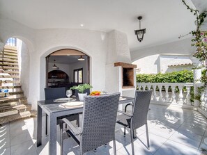 Outdoor dining - Stunning private villa for 6 people with WIFI, TV, terrace and pets allowed (Empuriabrava)