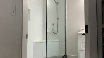 Regadera, toallas, papel de baño