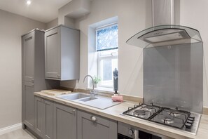 Réfrigérateur, four à micro-ondes, un four, surface de cuisson