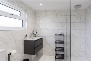 Douche, sèche-cheveux, serviettes fournies, papier toilette
