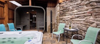 Wonderful private villa for 15 guests with hot tub, WIFI, TV, balcony and pets allowed