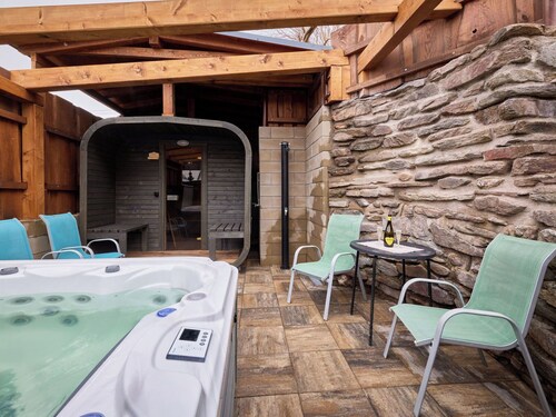 Cosy apartment for 4 people with WIFI, hot tub, TV and pets allowed
