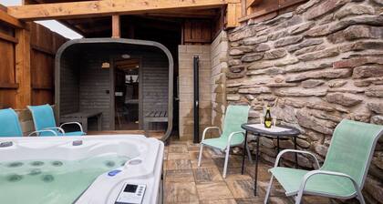 Cosy apartment for 4 people with WIFI, hot tub, TV and pets allowed