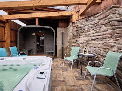 Cosy apartment for 4 people with WIFI, hot tub, TV and pets allowed